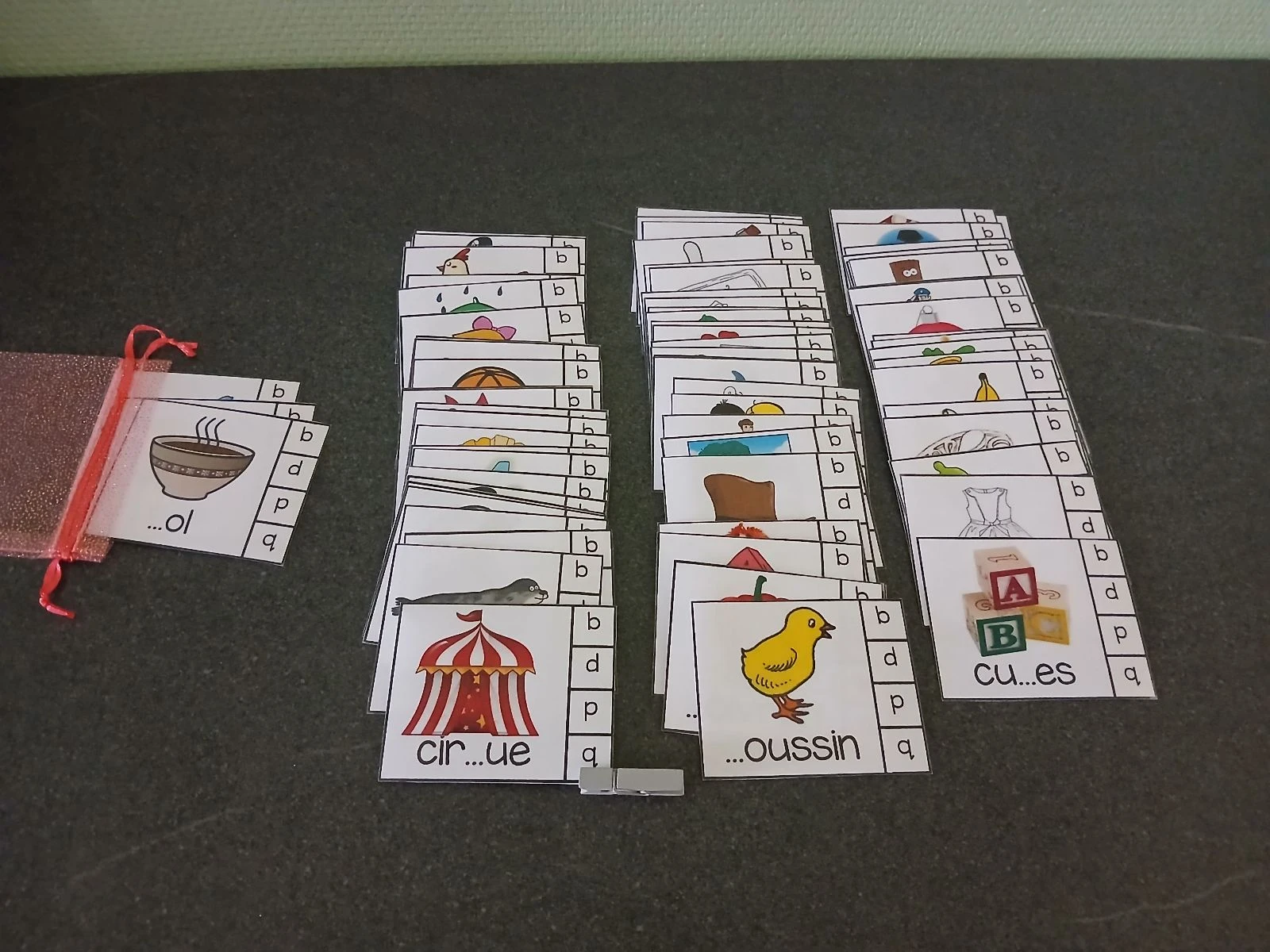 Jeu de pince. B,D,Q,P